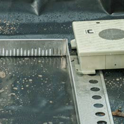 kunststoff dachablauf modul ic mit perforiertem stahlprofil auf epdm abdichtungsbahn