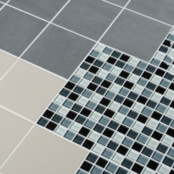 graue und beige großformatfliesen neben glas-mosaikfliesen in schwarz grau weiß