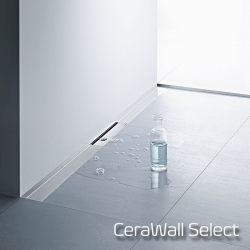 cerawall select edelstahl bodenablaufrinne bündig zur wand gefliester boden mit wasser und glasflasche
