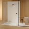 minimalistische begehbare dusche weißer duschwanne glasscheibe schwarzem regenduschkopf wandmischer handtuchstange handtuch