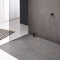 dusche mit großformatigen grauen bodenfliesen mit linearablauf mosaikwand aus kleinen grauen fliesen und glastrennwand