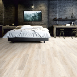 schlafzimmer mit weißem bett auf dunkelgrauem bettrahmen und hellem eichendesign vinylboden