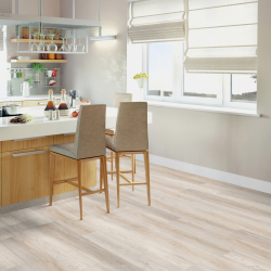helle eiche laminatdiele in moderner küche mit weißer insel barhockern und römischen rollos