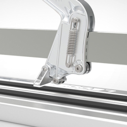 aluminium spannklammer mit feder auf silberner profilschiene