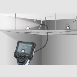 laserliner inspektionskamera mit display und flexkabel im deckenhohlraum