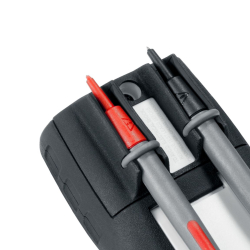 rote und schwarze messspitzen mit grauen leitungen an schwarzem digitalmultimetergehäuse