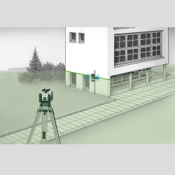 rotationslaser auf stativ vor hausfassade mit grünem laserempfänger an messlatte