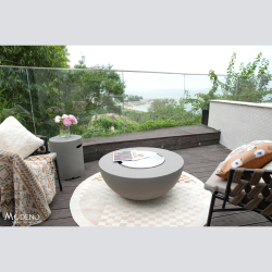 runde feuerstelle im betonlook auf holzdielen terrasse...