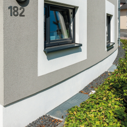 fassade mit grauem und weißem außenputz...