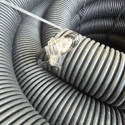 schwarze flexible wellrohre auf rolle mit schwarzer...