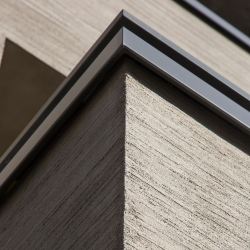 eckansicht fassadenputz grobstruktur beige mit grauem aluminiumwinkelprofil