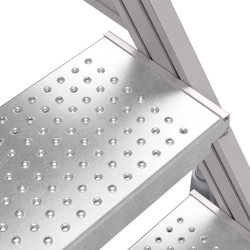zwei perforierte aluminium leiterstufen mit...