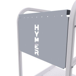 graues metallblech mit hymer logo als geländerfüllung auf weißem rohrrahmen