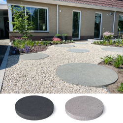 runde hellgraue beton trittplatten auf beigem kiesbeet...